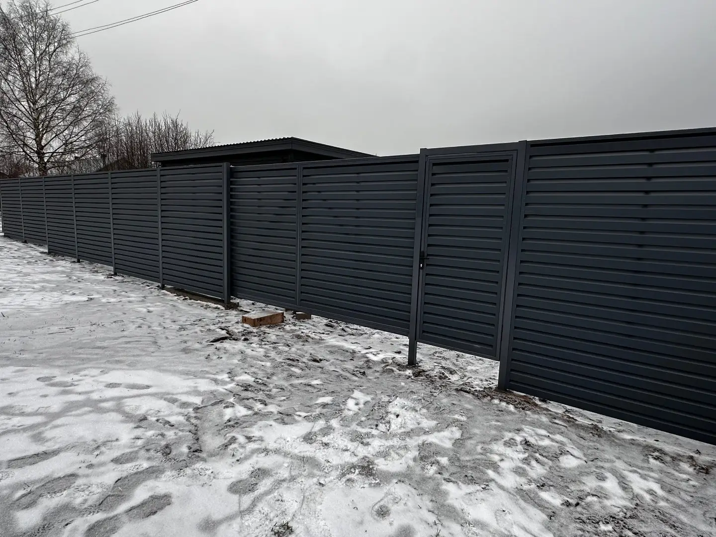 Забор-жалюзи из ламелей Хай-Тек 20м RAL7024/7024 Серый Графит двусторонний МАТТЕ фото 4 в Воронеже