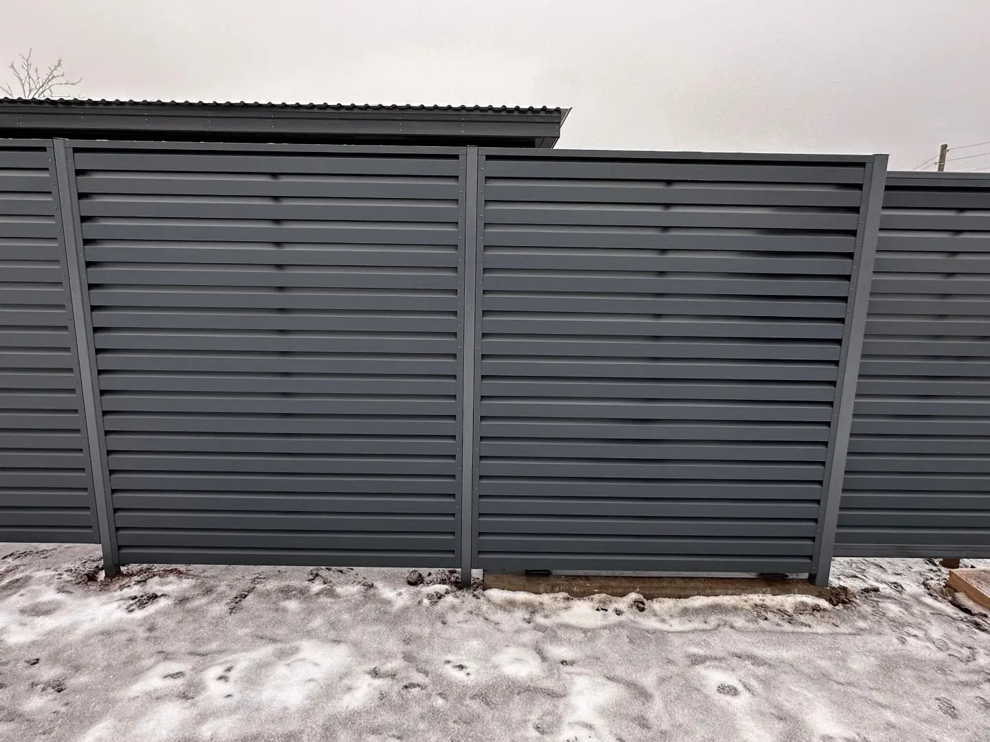 Забор-жалюзи из ламелей Хай-Тек 20м RAL7024/7024 Серый Графит двусторонний МАТТЕ фото 2 в Воронеже