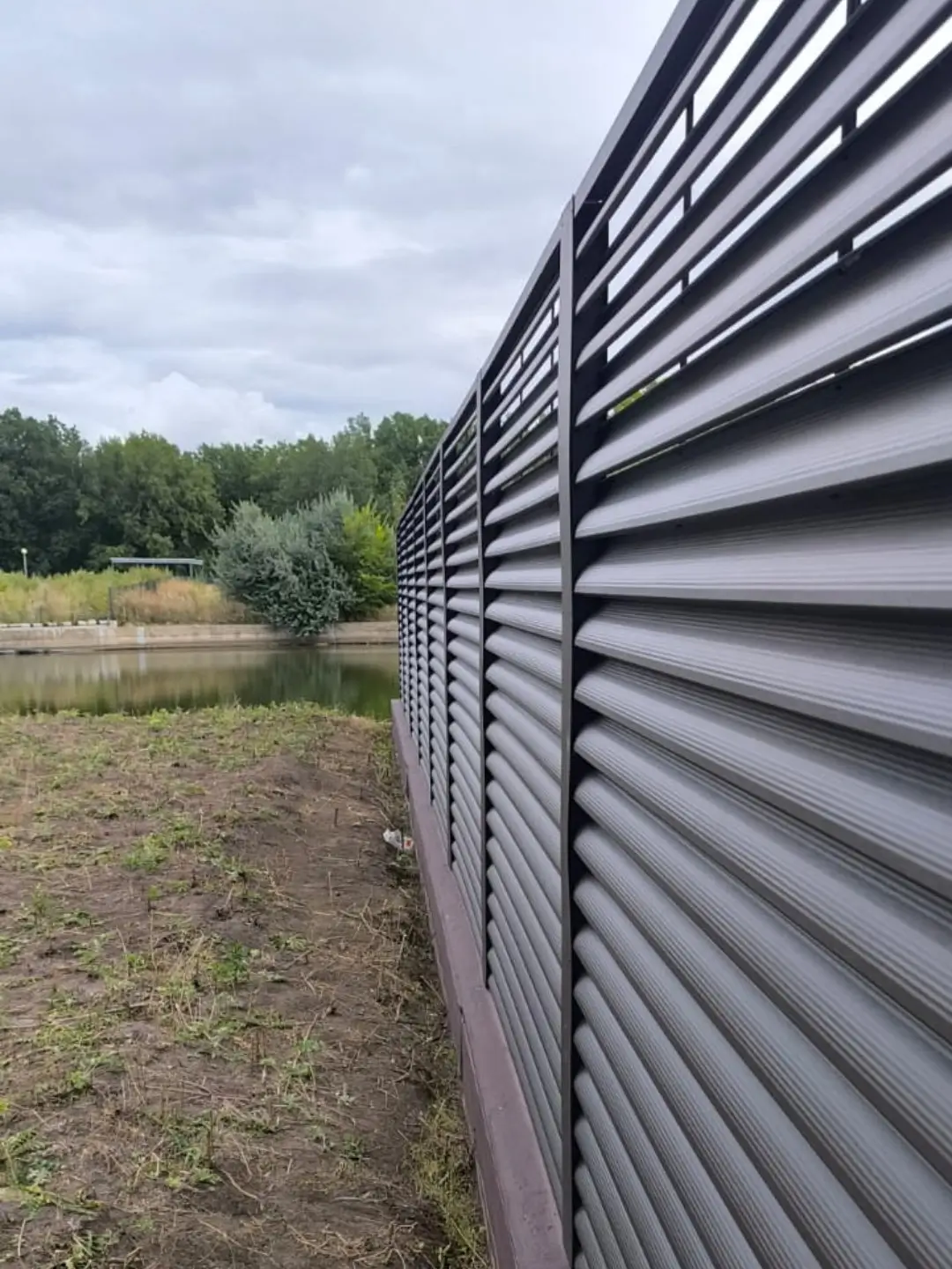 Забор-жалюзи из ламелей еврожалюзи 86м RAL8019/8019 Темный Шоколад двусторонний МАТТЕ фото 7 в Воронеже