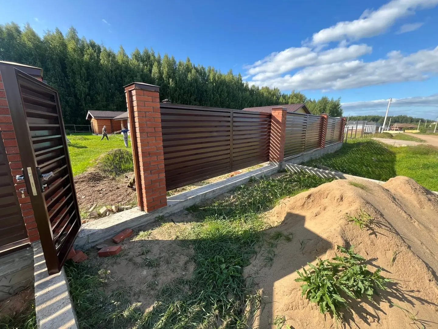 Забор-жалюзи из ламелей Хай-Тек 26м RAL8017/8017 Шоколад двусторонний фото 5 в Воронеже
