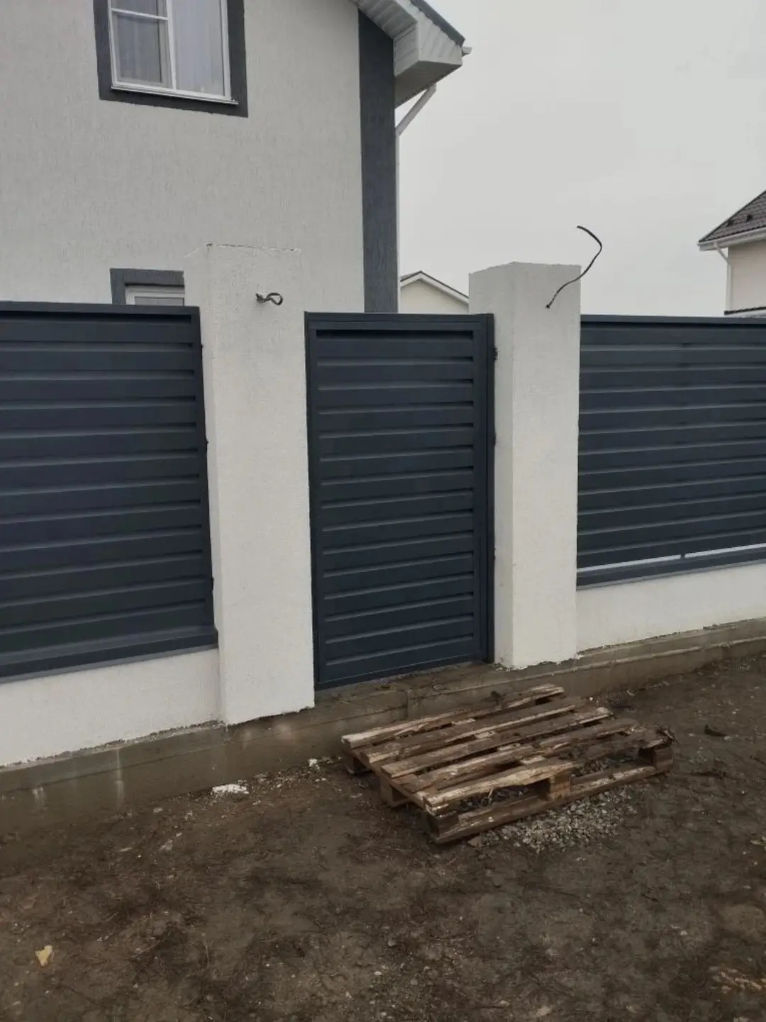Забор-жалюзи из ламелей Хай-Тек 12м RAL7024 Серый Графит МАТТЕ фото 1 в Воронеже