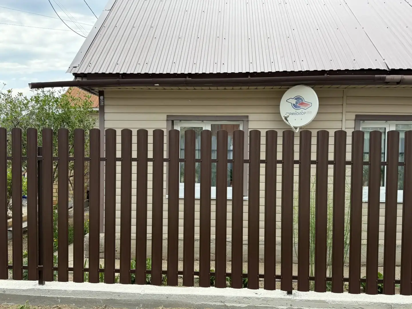 Комбинированный забор из ламелей ЭКО-Z-US и евроштакетника 18м RAL8017 Шоколад МАТТЕ, Полиэстер фото 3 в Воронеже